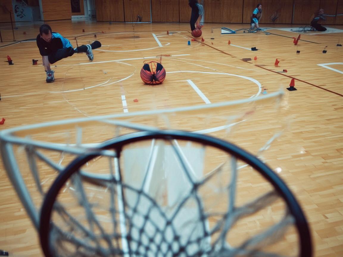 篮球场篮筐下，如何有效利用空间进行高效训练？